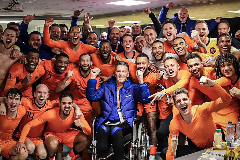 Van Gal i igrači nakon pobjede nad Norveškom, Foto: Twitter