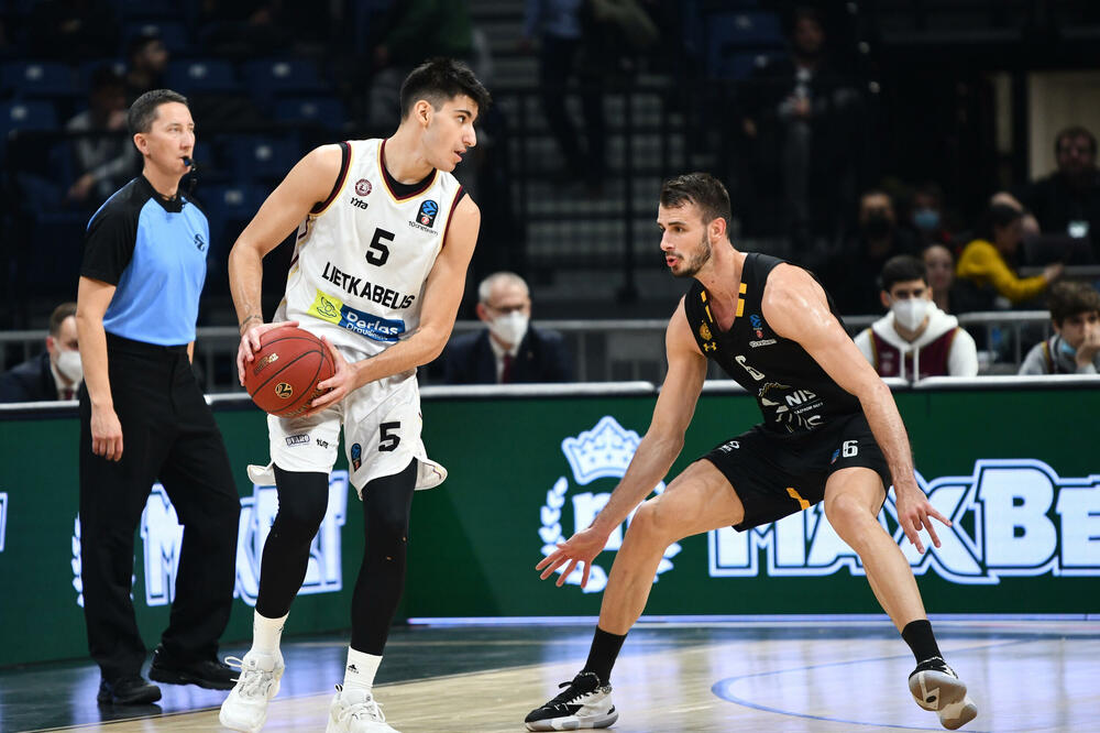 Detalj sa večerašnjeg meča: Panajotis Kalaicakis (Lijetkabelis) i Nemanja Dangubić (Partizan), Foto: BETAPHOTO