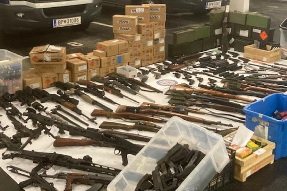 Oružje i municija zaplijenjeni u raciji u austrijskom gradu Badenu, Foto: Tviter