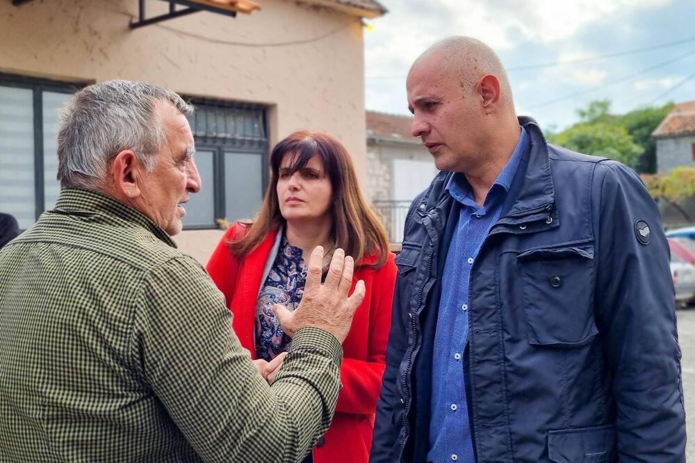 Kašćelan u razgovoru sa mještanima Dodoša, Foto: Prijestonica Cetinje