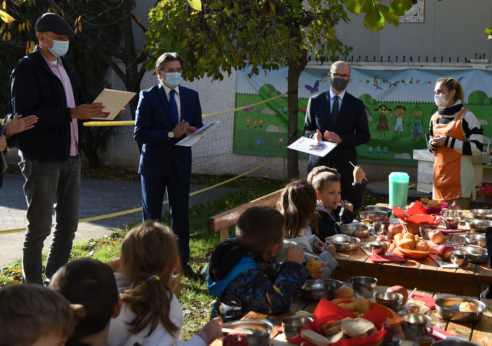 <p>Ambasador Slovenije u Crnoj Gori Gregor Presker je istakao da je pčelarstvo u Sloveniji razvijeno, a da je upravo na njihov predlog ustanovljen međunarodni Dan pčela, koji se obilježava 20. maja</p>