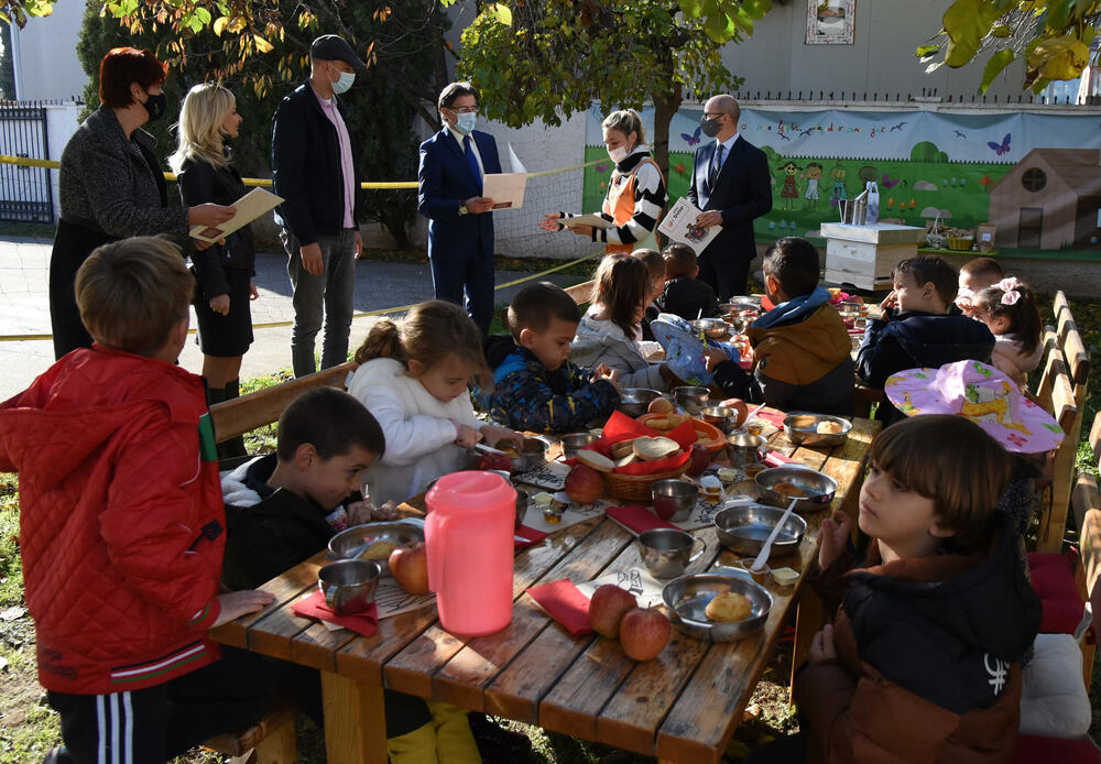 <p>Ambasador Slovenije u Crnoj Gori Gregor Presker je istakao da je pčelarstvo u Sloveniji razvijeno, a da je upravo na njihov predlog ustanovljen međunarodni Dan pčela, koji se obilježava 20. maja</p>