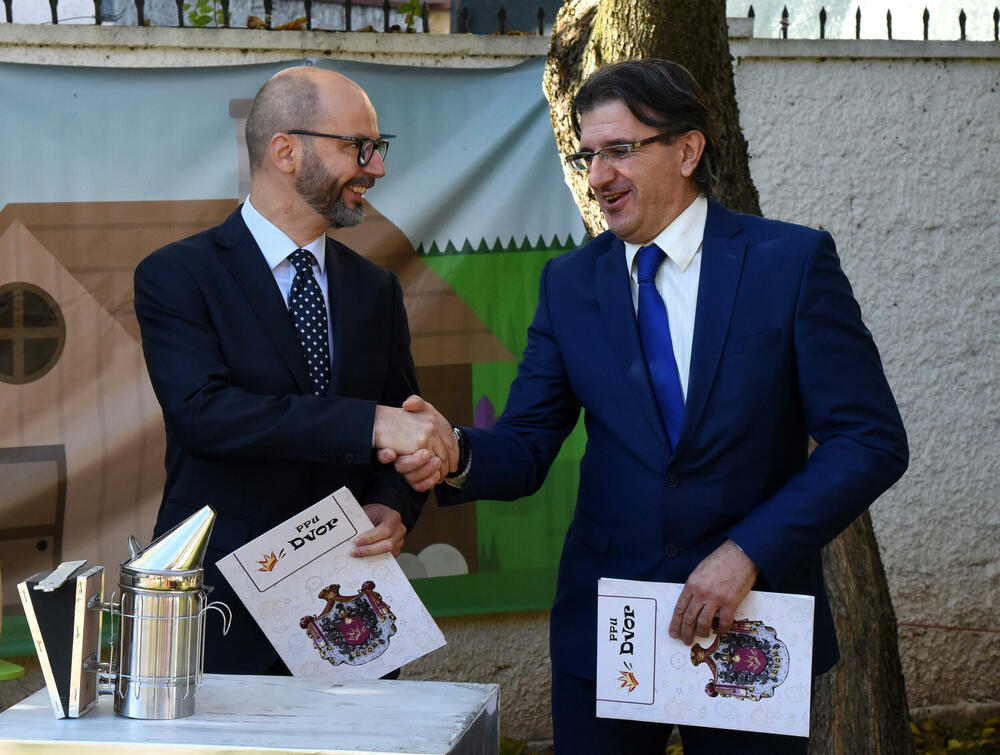 <p>Ambasador Slovenije u Crnoj Gori Gregor Presker je istakao da je pčelarstvo u Sloveniji razvijeno, a da je upravo na njihov predlog ustanovljen međunarodni Dan pčela, koji se obilježava 20. maja</p>