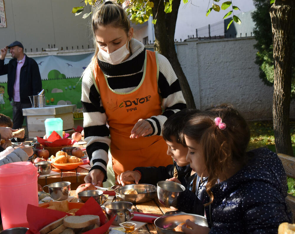 <p>Ambasador Slovenije u Crnoj Gori Gregor Presker je istakao da je pčelarstvo u Sloveniji razvijeno, a da je upravo na njihov predlog ustanovljen međunarodni Dan pčela, koji se obilježava 20. maja</p>