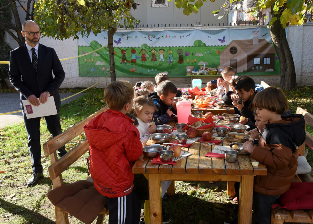 <p>Ambasador Slovenije u Crnoj Gori Gregor Presker je istakao da je pčelarstvo u Sloveniji razvijeno, a da je upravo na njihov predlog ustanovljen međunarodni Dan pčela, koji se obilježava 20. maja</p>