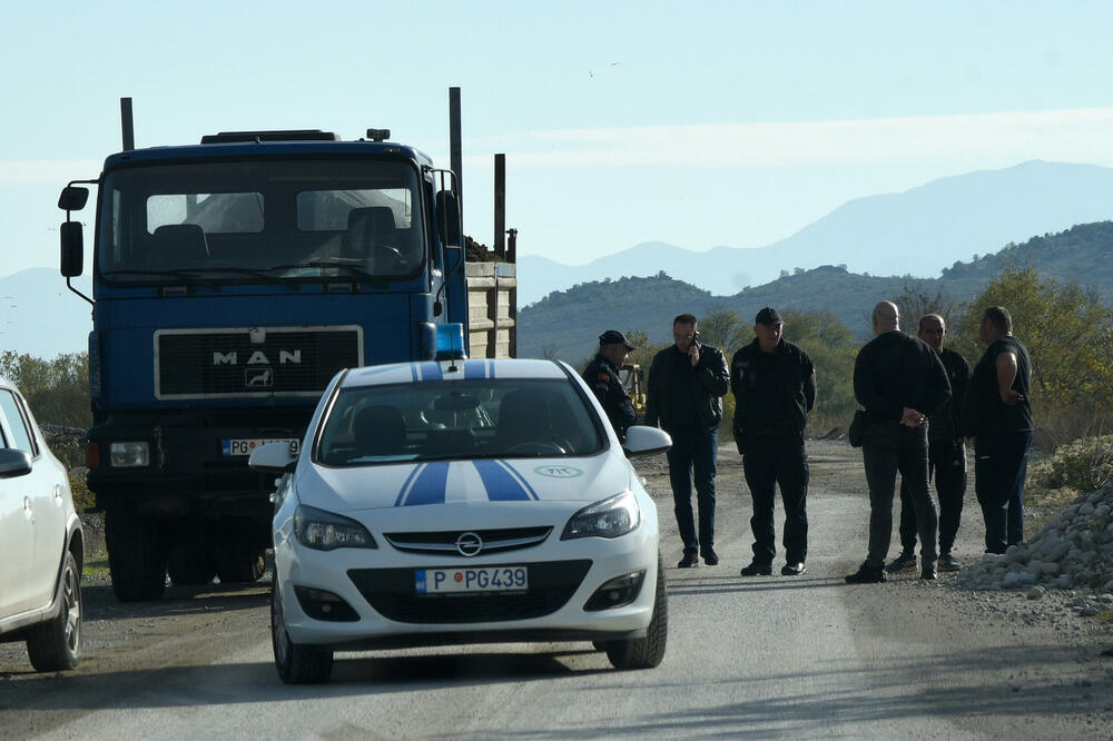 Kontrola policije u Botunu, na fotografiji je i osoba koja je prijetila novinaru (drugi zdesna), Foto: Luka Zekovic
