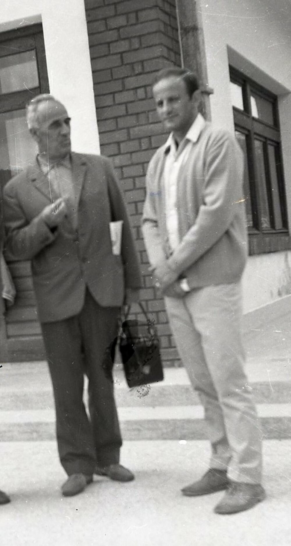 Mihailo Lalić i Slobodan Vuković ispred hotela na Jelovici, krajem avgusta 1970