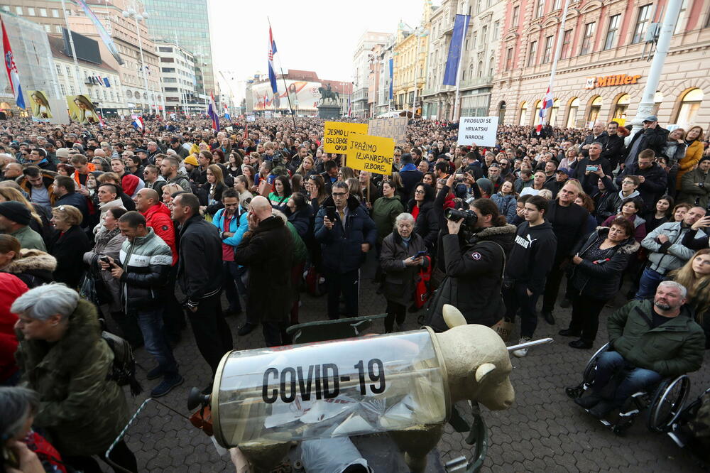 U Zagrebu su juče hiljade građana protestovale protiv epidemioloških mjera i kovid potvrda, Foto: Reuters