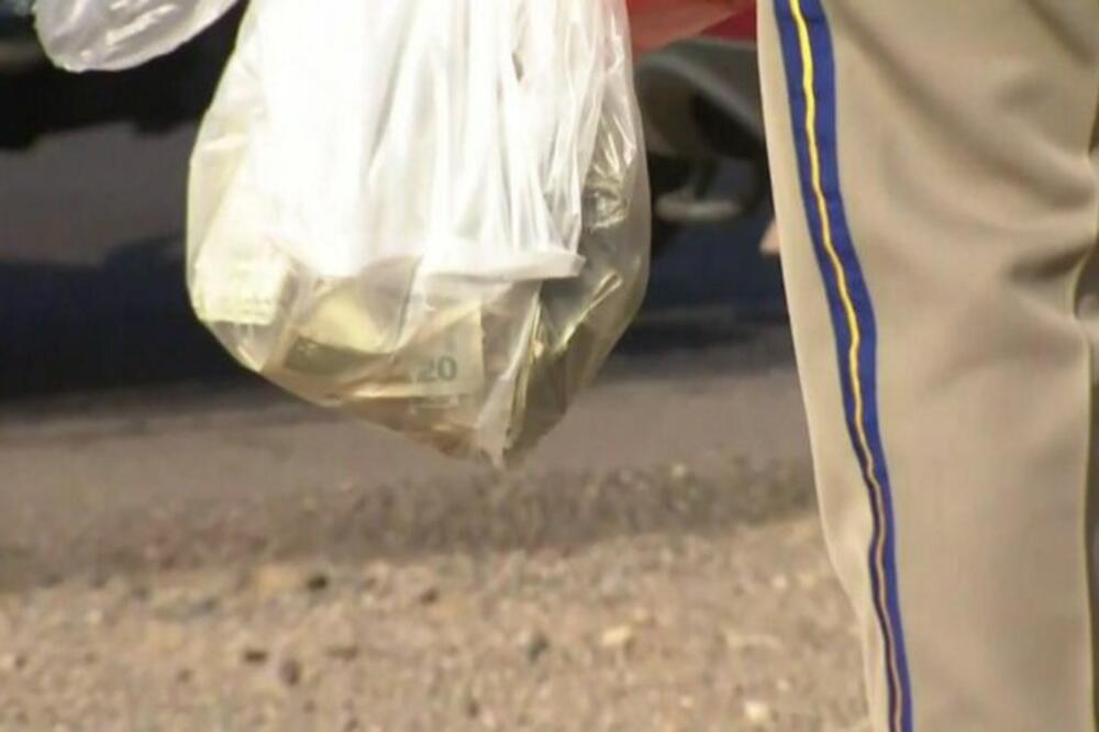 Policajci su na licu mjesta skupljali novčanice u kese, Foto: CBS