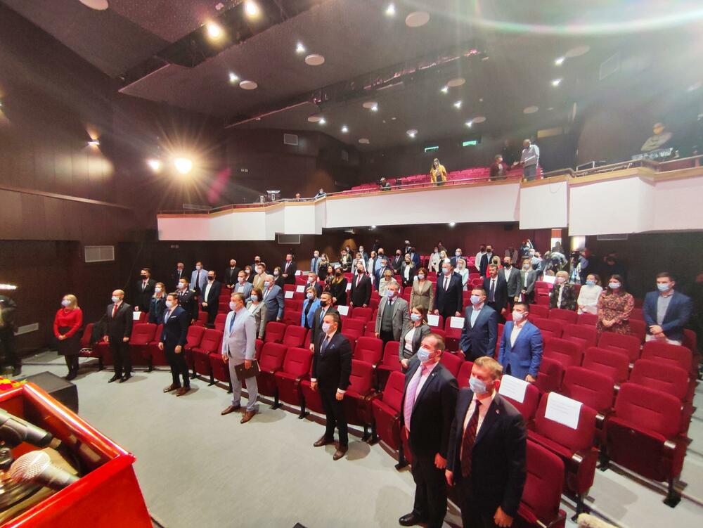 <p>Sjednici SO Tivat danas su po prvi put nakon skoro tri mjeseca, prisustvovali odbornici Hrvatske građanske inicijative (HGI) čime je ta opoziciona partija prekinula svoj bojkot parlamenta.</p>