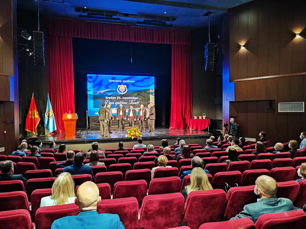 <p>Sjednici SO Tivat danas su po prvi put nakon skoro tri mjeseca, prisustvovali odbornici Hrvatske građanske inicijative (HGI) čime je ta opoziciona partija prekinula svoj bojkot parlamenta.</p>