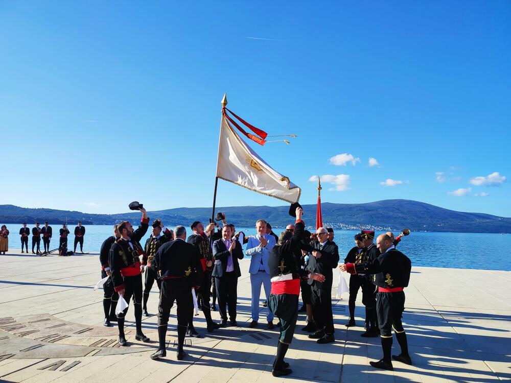 <p>Sjednici SO Tivat danas su po prvi put nakon skoro tri mjeseca, prisustvovali odbornici Hrvatske građanske inicijative (HGI) čime je ta opoziciona partija prekinula svoj bojkot parlamenta.</p>