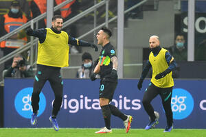 Inter zaustavio nalet Napolija i smanjio minus