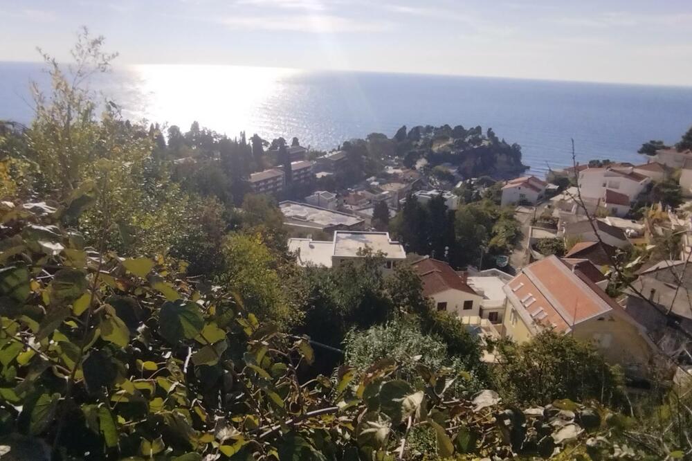 Kanalizacija s pogledom na more, Foto: Samir Adrović