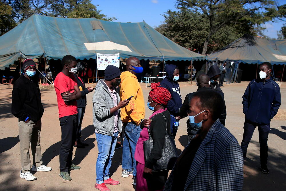Ispred punkta za vakcinaciju u Harareu, Foto: Reuters