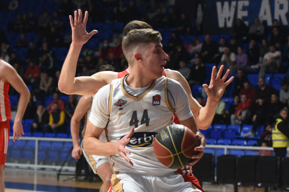 Dao 10 poena u 1. poluvremenu: Boris Tišma, Foto: Savo Prelević