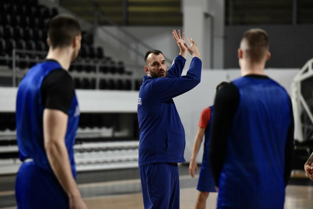 Radović na treningu sa igračima, Foto: KSCG