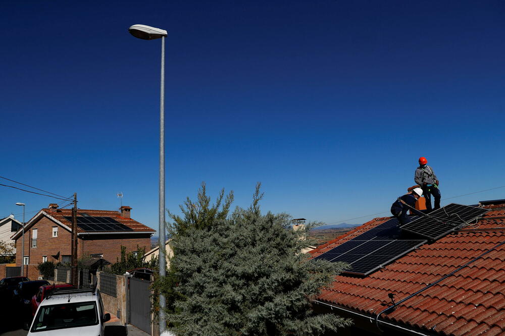 Postavljanje solarnih panela na kućama nedaleko od Madrida u Španiji, Foto: Reuters