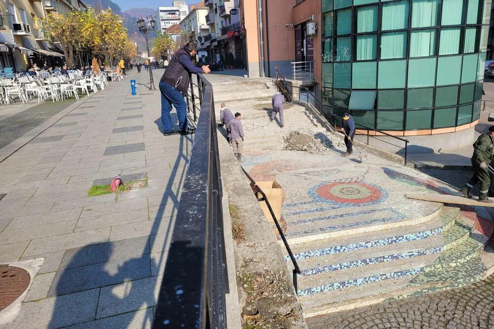 Radnici uklanjaju mozaik sa stepenica, Foto: Jadranka Ćetković