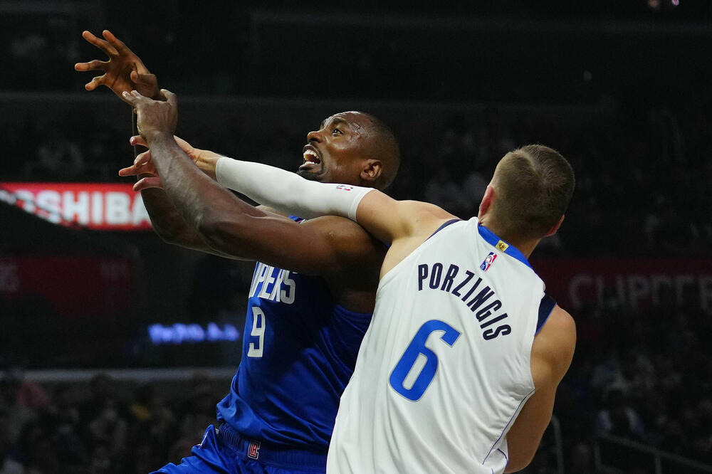 Kristaps Porzingis zaustavlja Serža Ibaku, Foto: Reuters