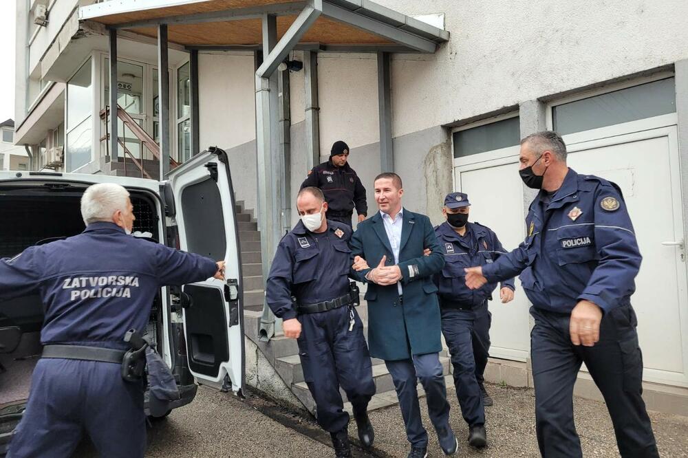 Pantovića izvode iz sudnice, Foto: Jadranka Ćetković