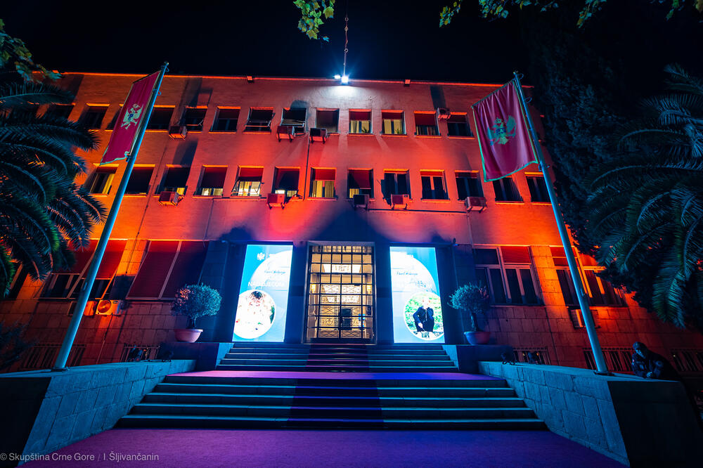Skupština Crne Gore osvijetljena narandžastom bojom, Foto: Skupština Crne Gore