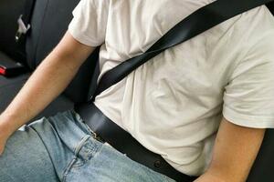 Kako vežete pojas u autu? Pogledajte koje vas greške mogu skupo...