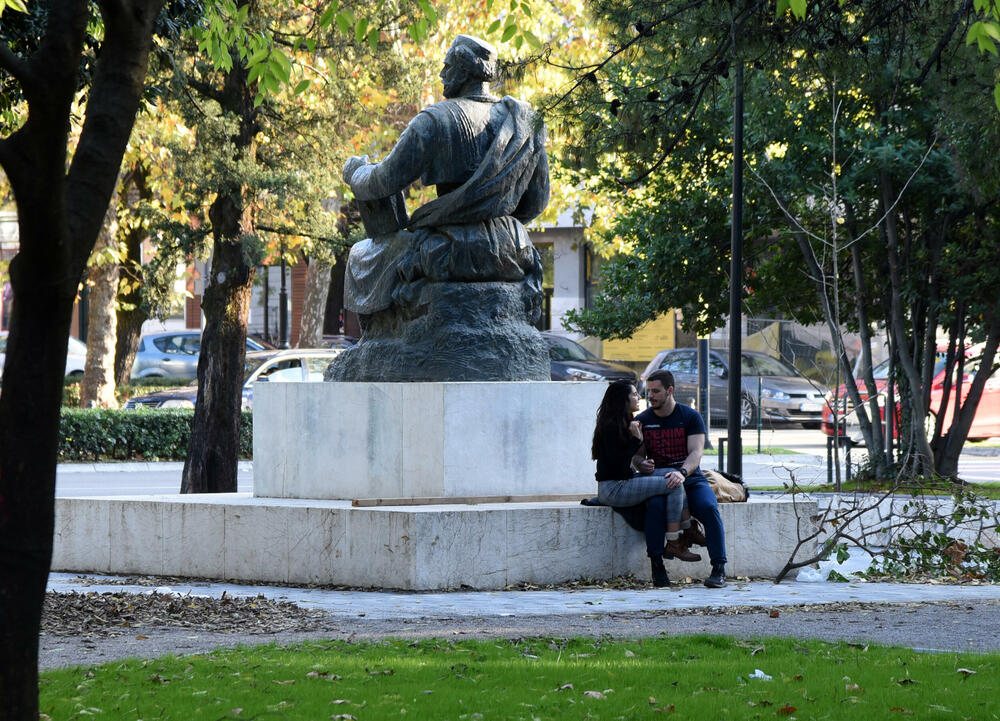 <p>Fotoreporter "Vijesti" Luka Zeković zabilježio je kako trenutno izgledaju Njegošev park i novo šetalište pored Morače.</p>