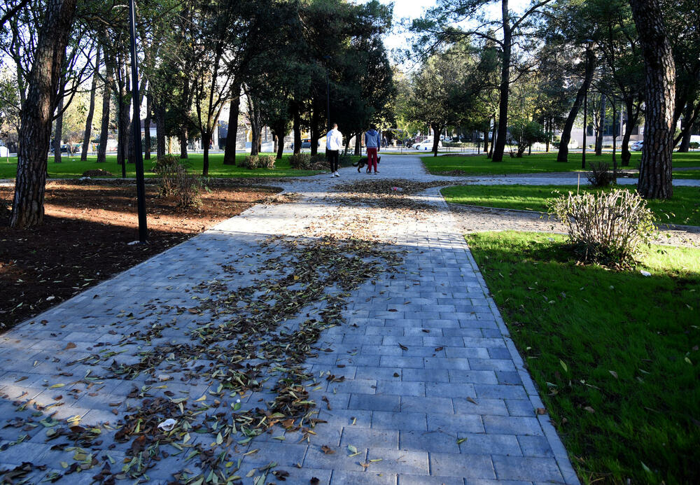 <p>Fotoreporter "Vijesti" Luka Zeković zabilježio je kako trenutno izgledaju Njegošev park i novo šetalište pored Morače.</p>