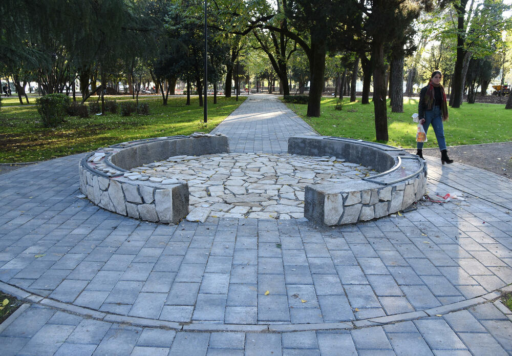 <p>Fotoreporter "Vijesti" Luka Zeković zabilježio je kako trenutno izgledaju Njegošev park i novo šetalište pored Morače.</p>