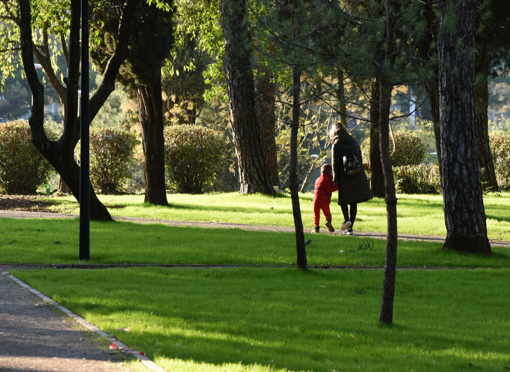 <p>Fotoreporter "Vijesti" Luka Zeković zabilježio je kako trenutno izgledaju Njegošev park i novo šetalište pored Morače.</p>