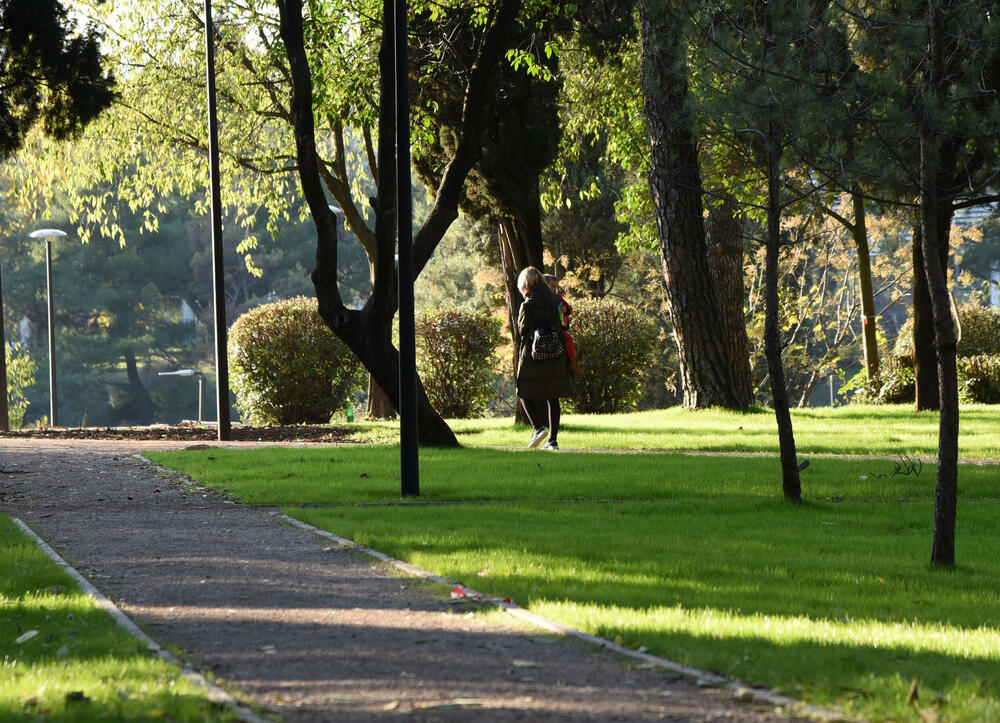 <p>Fotoreporter "Vijesti" Luka Zeković zabilježio je kako trenutno izgledaju Njegošev park i novo šetalište pored Morače.</p>