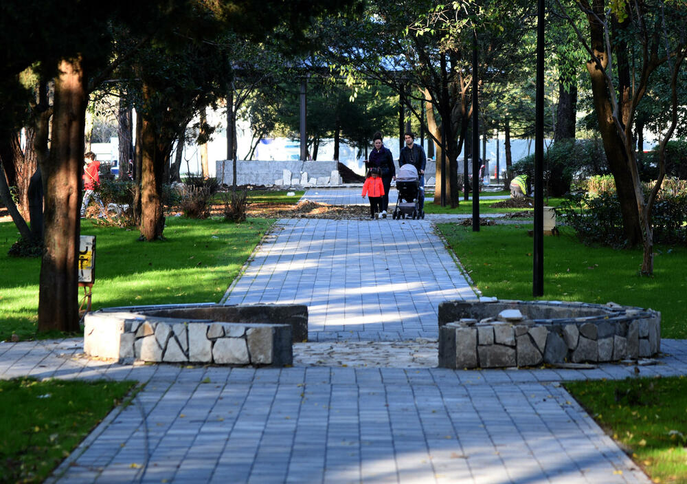 <p>Fotoreporter "Vijesti" Luka Zeković zabilježio je kako trenutno izgledaju Njegošev park i novo šetalište pored Morače.</p>