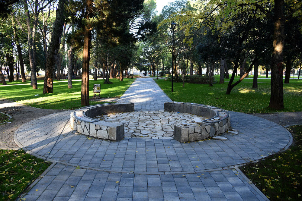 <p>Fotoreporter "Vijesti" Luka Zeković zabilježio je kako trenutno izgledaju Njegošev park i novo šetalište pored Morače.</p>