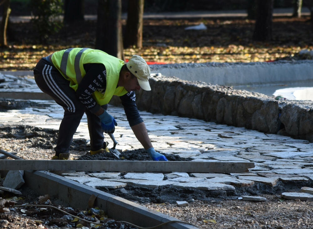 <p>Fotoreporter "Vijesti" Luka Zeković zabilježio je kako trenutno izgledaju Njegošev park i novo šetalište pored Morače.</p>