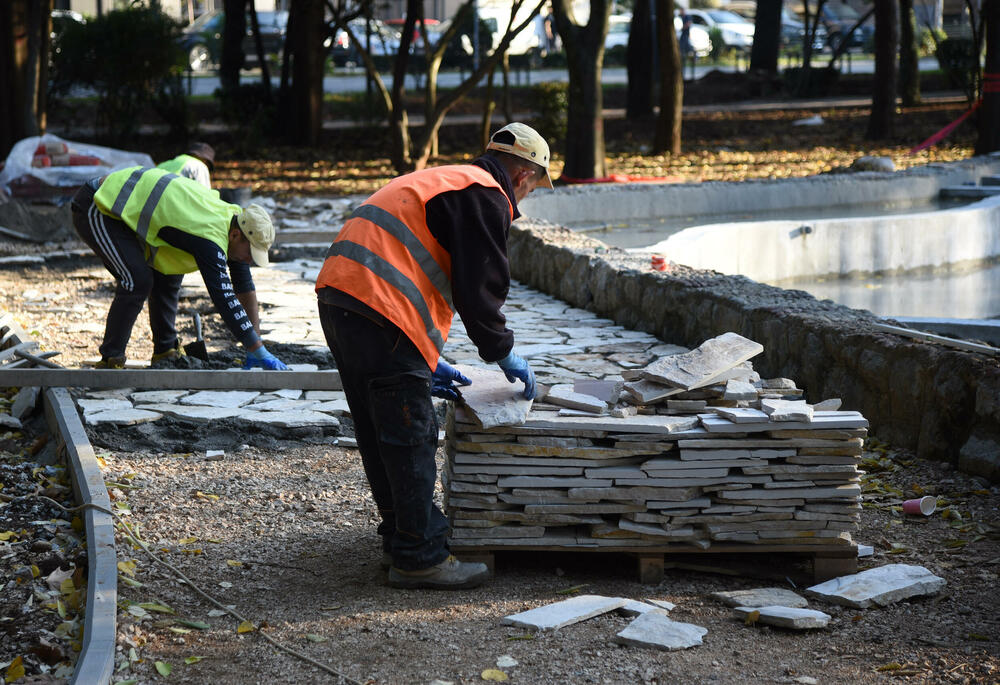 <p>Fotoreporter "Vijesti" Luka Zeković zabilježio je kako trenutno izgledaju Njegošev park i novo šetalište pored Morače.</p>