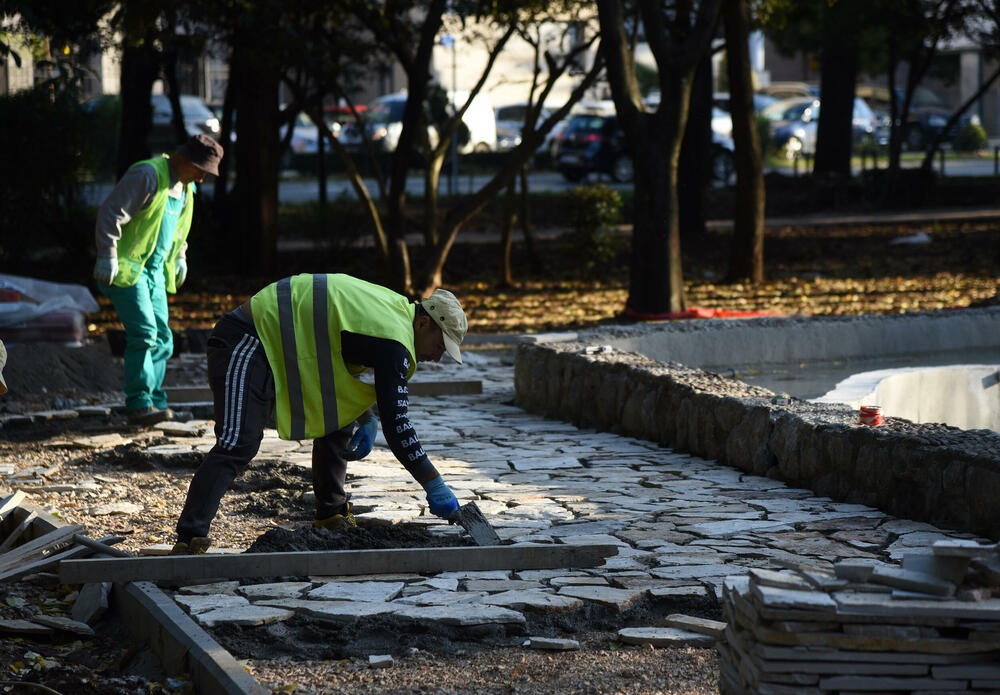 <p>Fotoreporter "Vijesti" Luka Zeković zabilježio je kako trenutno izgledaju Njegošev park i novo šetalište pored Morače.</p>