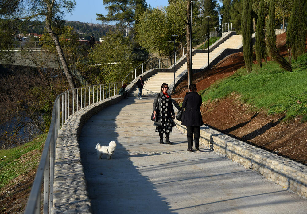 <p>Fotoreporter "Vijesti" Luka Zeković zabilježio je kako trenutno izgledaju Njegošev park i novo šetalište pored Morače.</p>