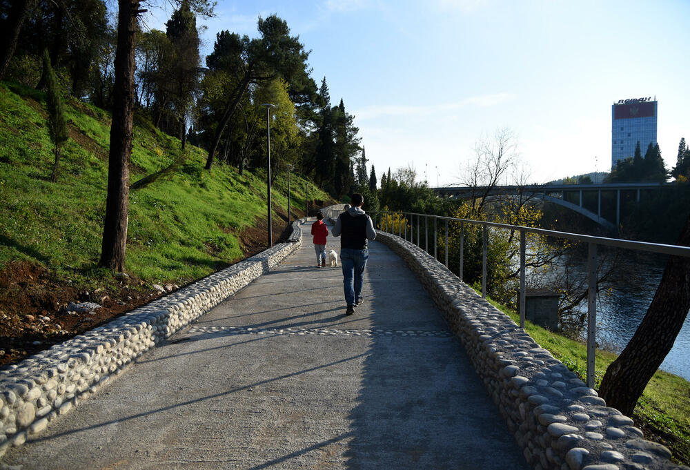 <p>Fotoreporter "Vijesti" Luka Zeković zabilježio je kako trenutno izgledaju Njegošev park i novo šetalište pored Morače.</p>