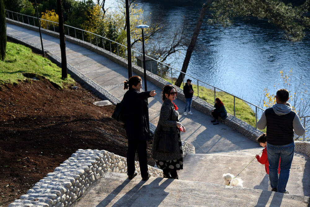 <p>Fotoreporter "Vijesti" Luka Zeković zabilježio je kako trenutno izgledaju Njegošev park i novo šetalište pored Morače.</p>