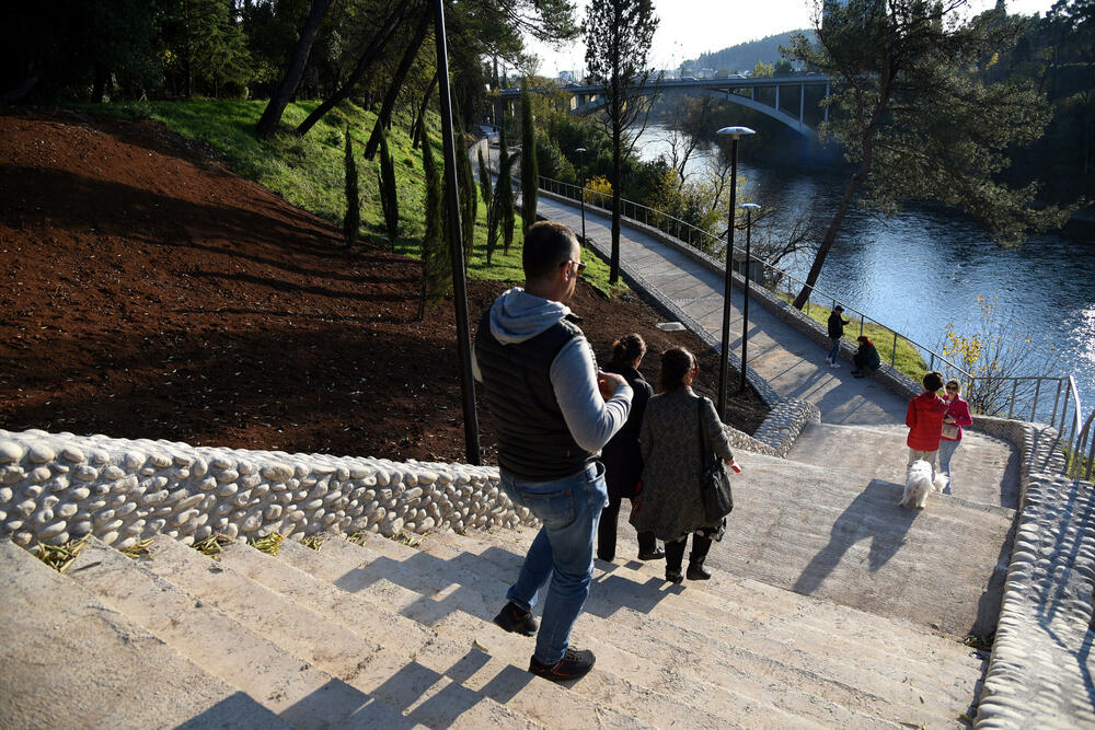 <p>Fotoreporter "Vijesti" Luka Zeković zabilježio je kako trenutno izgledaju Njegošev park i novo šetalište pored Morače.</p>
