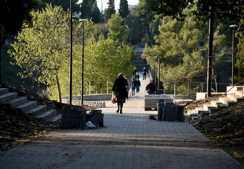<p>Fotoreporter "Vijesti" Luka Zeković zabilježio je kako trenutno izgledaju Njegošev park i novo šetalište pored Morače.</p>