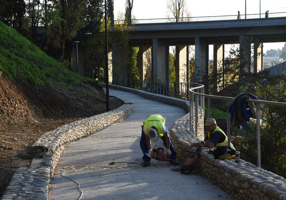 <p>Fotoreporter "Vijesti" Luka Zeković zabilježio je kako trenutno izgledaju Njegošev park i novo šetalište pored Morače.</p>