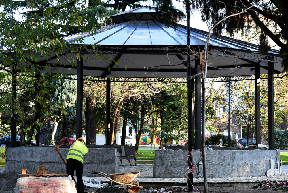 <p>Fotoreporter "Vijesti" Luka Zeković zabilježio je kako trenutno izgledaju Njegošev park i novo šetalište pored Morače.</p>