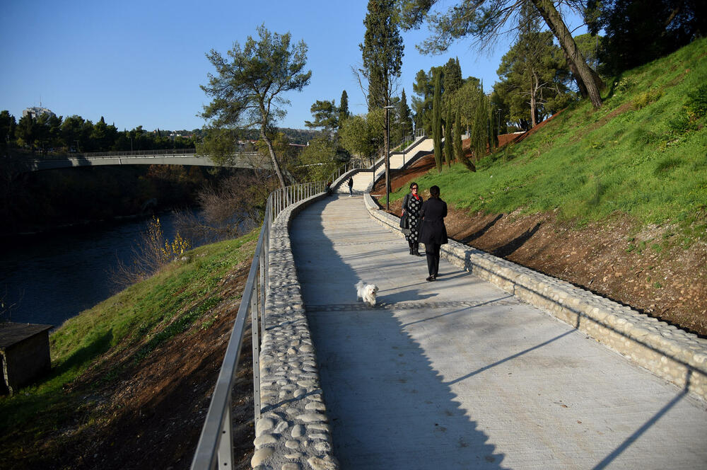 <p>Fotoreporter "Vijesti" Luka Zeković zabilježio je kako trenutno izgledaju Njegošev park i novo šetalište pored Morače.</p>