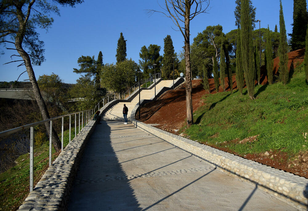 <p>Fotoreporter "Vijesti" Luka Zeković zabilježio je kako trenutno izgledaju Njegošev park i novo šetalište pored Morače.</p>