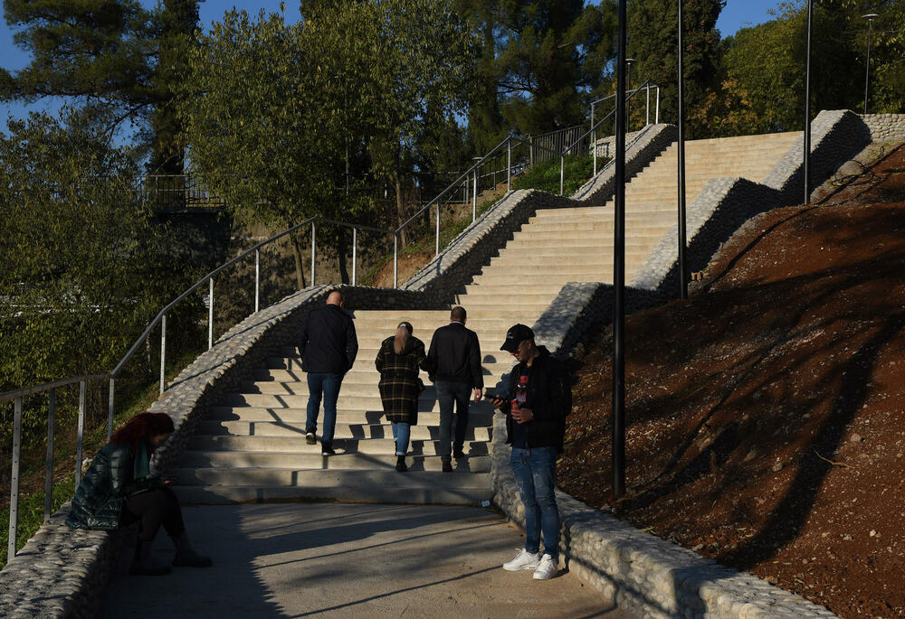 <p>Fotoreporter "Vijesti" Luka Zeković zabilježio je kako trenutno izgledaju Njegošev park i novo šetalište pored Morače.</p>