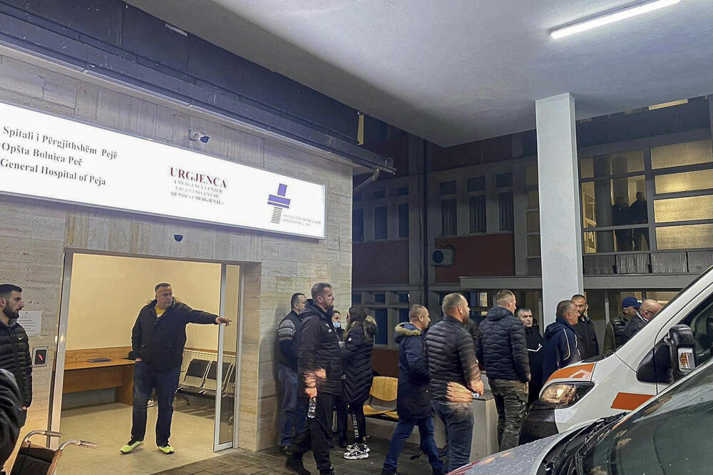 Porodice stradalih pored bolnice u Peći nakon napada, Foto: Beta/AP
