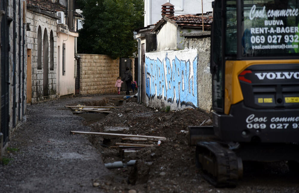 <p>Kaljuga, kanali ispunjeni vodom, klizište. Sve je to dočekalo stanovnike te ulice nakon prvih jesenjih kiša. Iz kuća, tvrde, stariji jedva mogu da izađu i to kad je najpotrebnije</p>