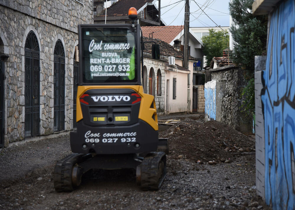 <p>Kaljuga, kanali ispunjeni vodom, klizište. Sve je to dočekalo stanovnike te ulice nakon prvih jesenjih kiša. Iz kuća, tvrde, stariji jedva mogu da izađu i to kad je najpotrebnije</p>